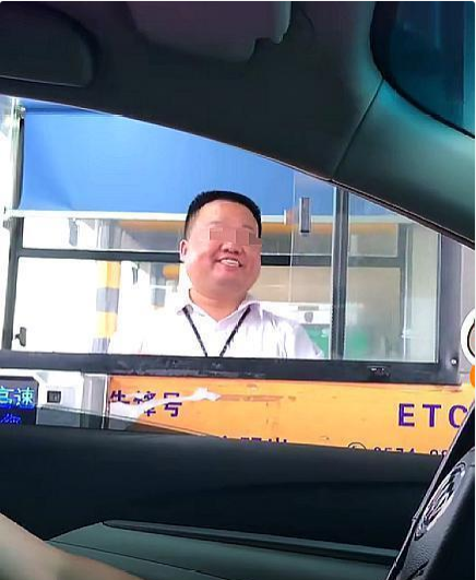 抖音高速收費員假笑圖片有哪些_高速收費員假笑圖片分享