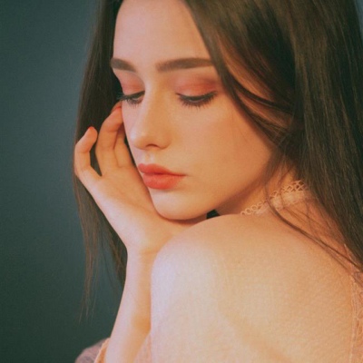 2019最新可甜可鹽的歐美氣質小姐姐微信頭像大全分享