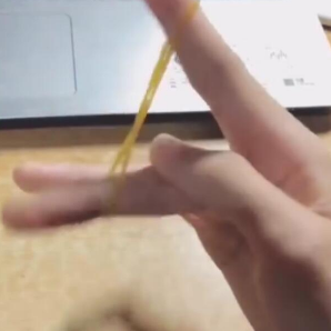 抖音橡皮筋在手上轉圈怎么操作的？抖音橡皮筋在手上轉圈攻略介紹！