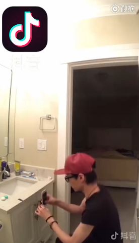 抖音鏡子里的人不同步怎么回事 抖音靈魂出竅怎么弄