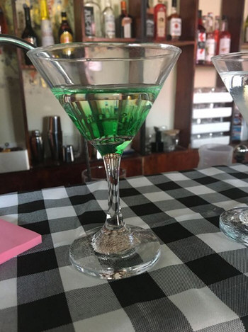 抖音敬自己六瓶酒圖片 敬六杯酒圖片分享