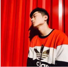 抖音我正在看著你看著你目不轉睛是什么歌？完整版歌詞分享