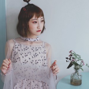 抖音白色襯衫風吹起裙邊是什么歌？