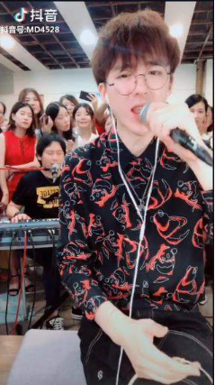 抖音在這溫暖的房間我于是慢慢發(fā)現(xiàn)是什么歌?完整版歌詞一覽