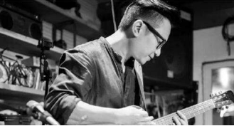 抖音誰在樹下睡著咯輕風偷走了他的酒是什么歌？完整版歌詞分享