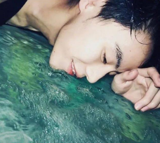 抖音水盆拍照反差色怎么玩_水盆閃光燈反差色拍照教程【圖】