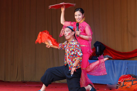 抖音一個小舞臺兩人唱起來是什么歌 歌詞歌曲分享