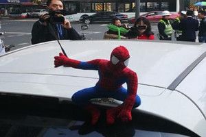 抖音車頂上放蜘蛛俠是什么意思？抖音車頂上放蜘蛛俠是什么梗