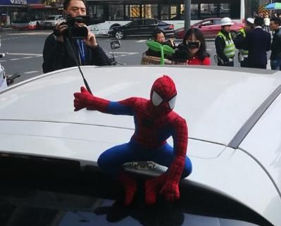 抖音車頂上放蜘蛛俠是什么意思？抖音車頂上放蜘蛛俠是什么梗