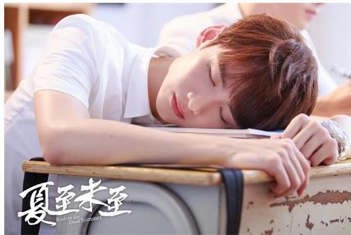 抖音我可以坐在你身后像一個主人看著狗是什么歌