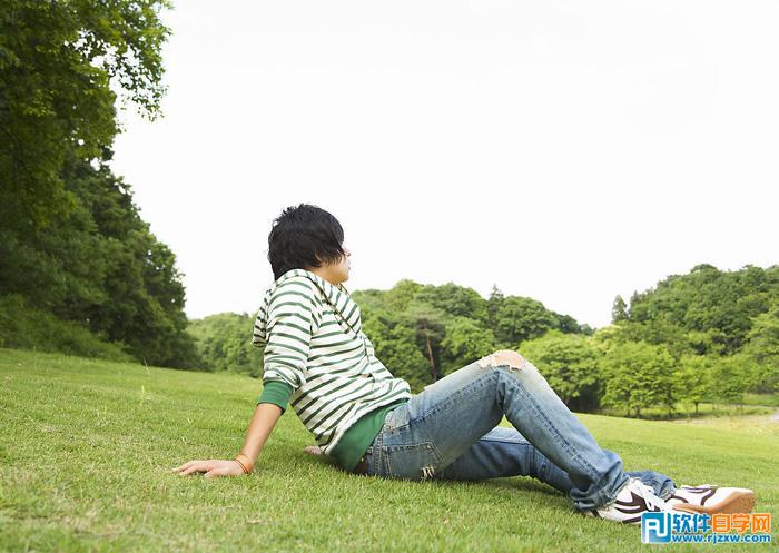 PS給唯美草坪上的人物加些紫色霞光